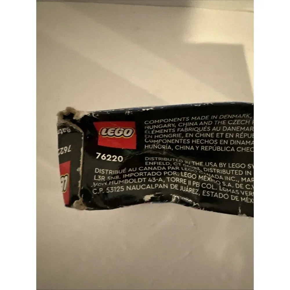LEGO SUPER HEROES BATMAN VERSUS HARLEY QUINN SET NUMBER (76220) NEW WITH DAMAGE!